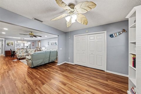House in Clearwater, Florida 2 bedrooms, 141.86 sq.m. № 2217431 - photo 13