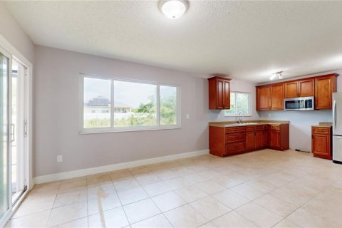 House in Palm Bay, Florida 3 bedrooms, 111.85 sq.m. № 1509106 - photo 9