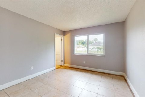 House in Palm Bay, Florida 3 bedrooms, 111.85 sq.m. № 1509106 - photo 17