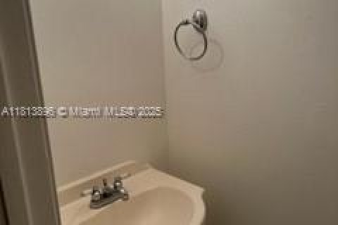 Touwnhouse à vendre à Miami, Floride: 2 chambres, 112.41 m2 № 1762808 - photo 7