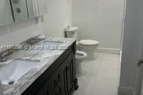 Touwnhouse à vendre à Miami, Floride: 2 chambres, 112.41 m2 № 1762808 - photo 9
