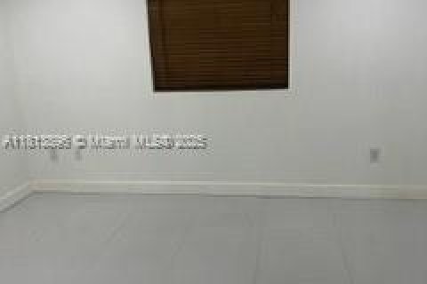Touwnhouse à vendre à Miami, Floride: 2 chambres, 112.41 m2 № 1762808 - photo 11