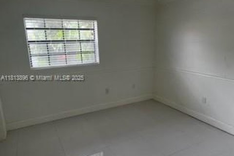 Touwnhouse à vendre à Miami, Floride: 2 chambres, 112.41 m2 № 1762808 - photo 12