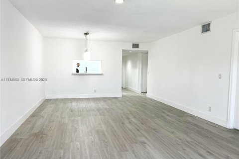 Condominio en alquiler en Pembroke Pines, Florida, 2 dormitorios, 110.74 m2 № 2041754 - foto 3