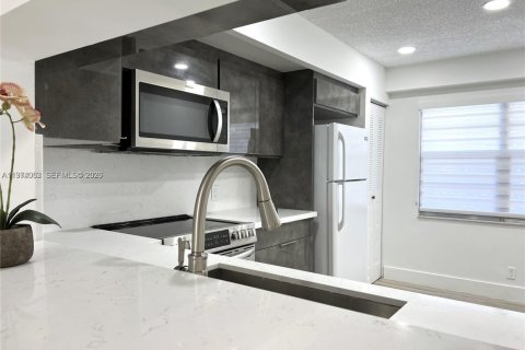 Condominio en Pembroke Pines, Florida, 2 dormitorios  № 2041754