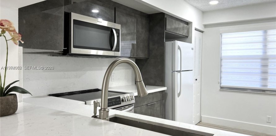 Condominio en Pembroke Pines, Florida, 2 dormitorios  № 2041754