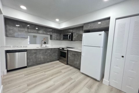 Condominio en alquiler en Pembroke Pines, Florida, 2 dormitorios, 110.74 m2 № 2041754 - foto 2