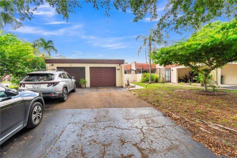 House in Tamarac, Florida 2 bedrooms, 102.19 sq.m. № 2083606 - photo 2