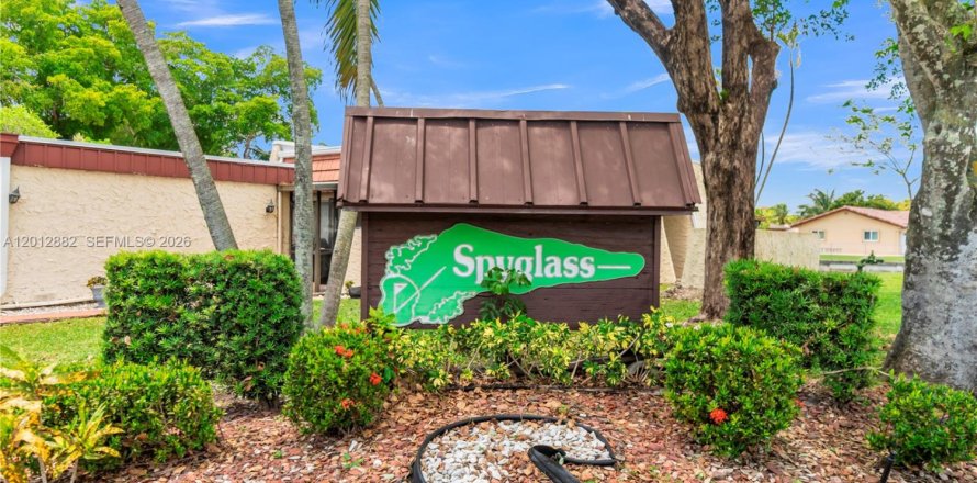 House in Tamarac, Florida 2 bedrooms, 102.19 sq.m. № 2083606