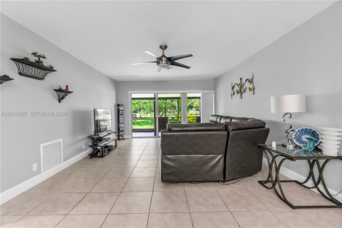 House in Tamarac, Florida 2 bedrooms, 102.19 sq.m. № 2083606 - photo 30
