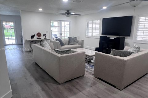 Casa en alquiler en Hialeah, Florida, 3 dormitorios, 176.14 m2 № 2010571 - foto 11