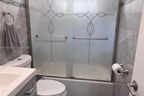 Casa en alquiler en Hialeah, Florida, 3 dormitorios, 176.14 m2 № 2010571 - foto 21