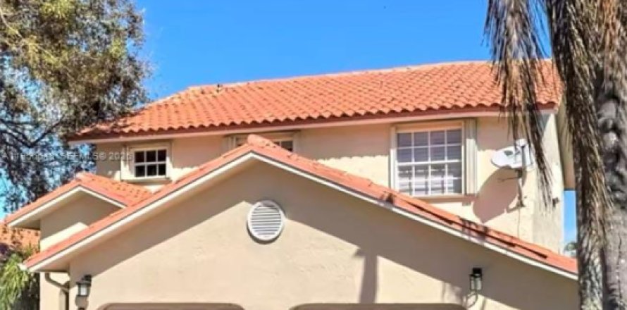 Casa en Hialeah, Florida 3 dormitorios, 176.14 m2 № 2010571