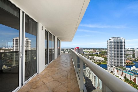 Condo in Hallandale Beach, Florida, 2 bedrooms  № 1973721 - photo 28