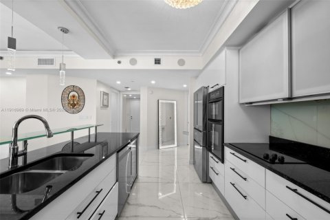 Condo in Hallandale Beach, Florida, 2 bedrooms  № 1973721 - photo 12