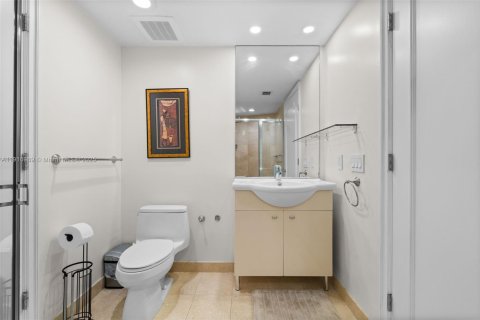 Condo in Hallandale Beach, Florida, 2 bedrooms  № 1973721 - photo 25