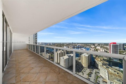 Condo in Hallandale Beach, Florida, 2 bedrooms  № 1973721 - photo 9