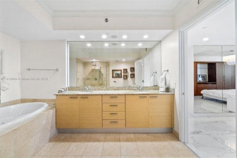 Condo in Hallandale Beach, Florida, 2 bedrooms  № 1973721 - photo 18