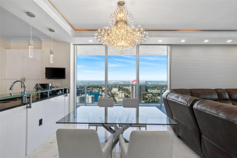 Condo in Hallandale Beach, Florida, 2 bedrooms  № 1973721 - photo 11