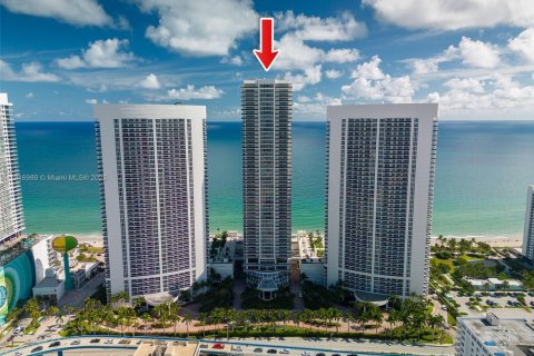 Condo in Hallandale Beach, Florida, 2 bedrooms  № 1973721 - photo 2