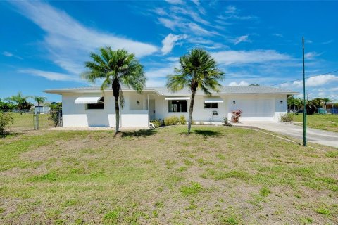 House in Port Charlotte, Florida 2 bedrooms, 140.28 sq.m. № 1802871 - photo 2