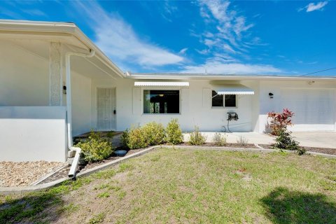 House in Port Charlotte, Florida 2 bedrooms, 140.28 sq.m. № 1802871 - photo 5