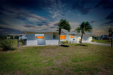 House in Port Charlotte, Florida 2 bedrooms, 140.28 sq.m. № 1802871 - photo 1
