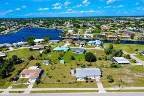 House in Port Charlotte, Florida 2 bedrooms, 140.28 sq.m. № 1802871 - photo 3