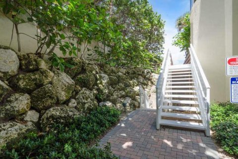 Condo in Highland Beach, Florida, 2 bedrooms  № 788848 - photo 1