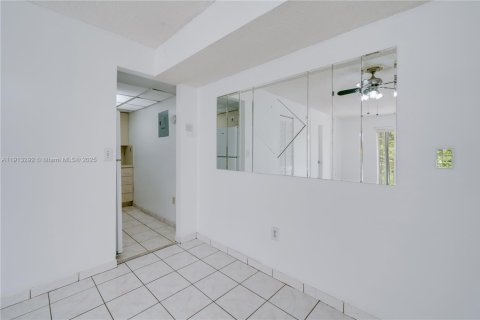 Condominio en alquiler en Miami, Florida, 2 dormitorios, 72.65 m2 № 1969410 - foto 4