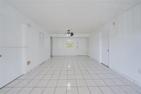 Condominio en alquiler en Miami, Florida, 2 dormitorios, 72.65 m2 № 1969410 - foto 3
