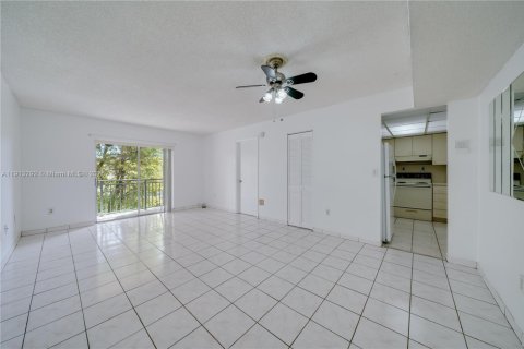 Condominio en alquiler en Miami, Florida, 2 dormitorios, 72.65 m2 № 1969410 - foto 2