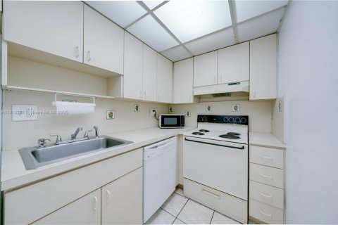 Condominio en alquiler en Miami, Florida, 2 dormitorios, 72.65 m2 № 1969410 - foto 6
