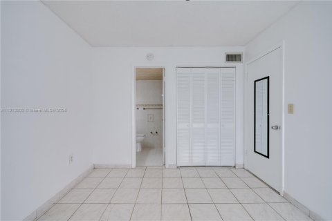 Condominio en alquiler en Miami, Florida, 2 dormitorios, 72.65 m2 № 1969410 - foto 12