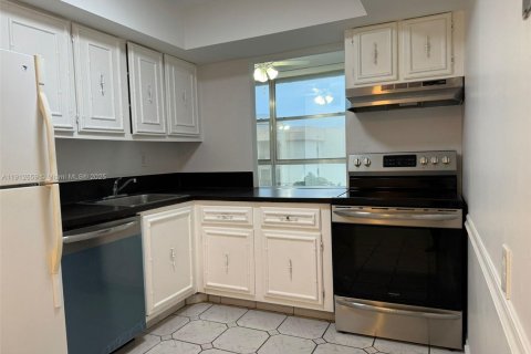 Снять в аренду кондоминиум в Халландейл-Бич, Флорида 2 спальни, 94.76м2, № 1968992 - фото 20