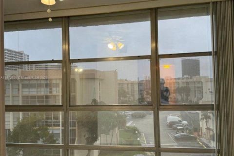 Снять в аренду кондоминиум в Халландейл-Бич, Флорида 2 спальни, 94.76м2, № 1968992 - фото 5