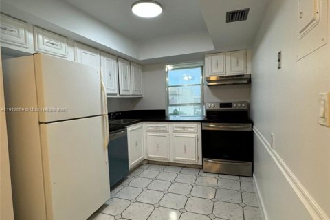 Снять в аренду кондоминиум в Халландейл-Бич, Флорида 2 спальни, 94.76м2, № 1968992 - фото 21