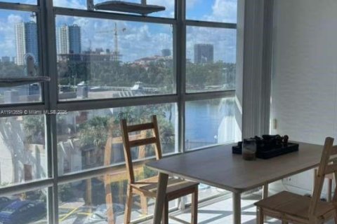 Снять в аренду кондоминиум в Халландейл-Бич, Флорида 2 спальни, 94.76м2, № 1968992 - фото 1