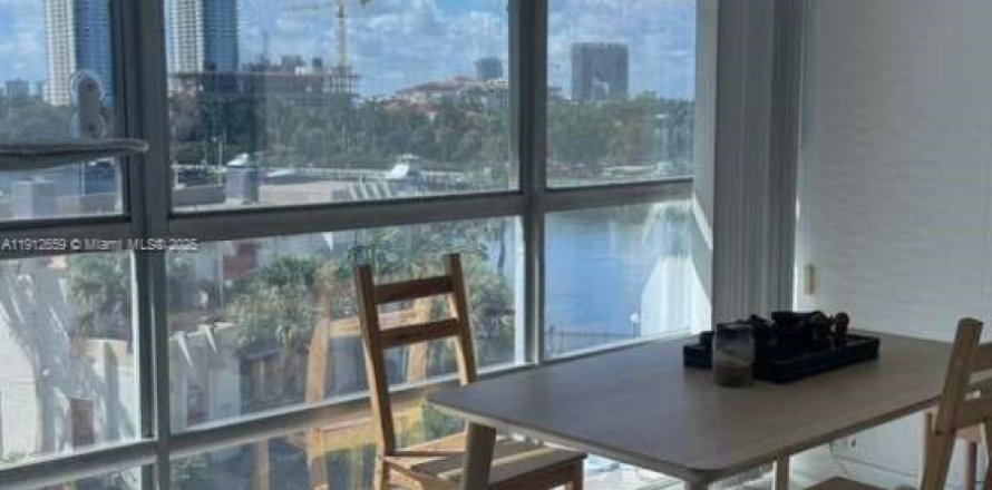 Кондоминиум с 2 спальнями в Халландейл-Бич, Флорида № 1968992