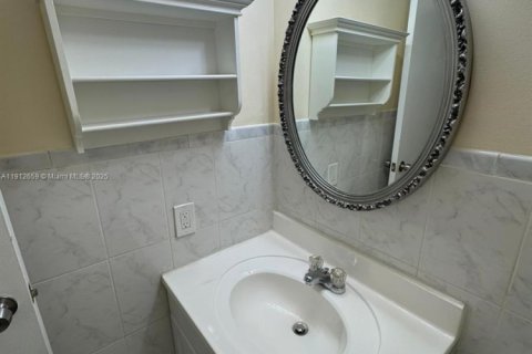 Снять в аренду кондоминиум в Халландейл-Бич, Флорида 2 спальни, 94.76м2, № 1968992 - фото 19