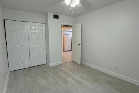 Снять в аренду кондоминиум в Халландейл-Бич, Флорида 2 спальни, 94.76м2, № 1968992 - фото 11