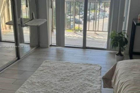 Снять в аренду кондоминиум в Халландейл-Бич, Флорида 2 спальни, 94.76м2, № 1968992 - фото 10