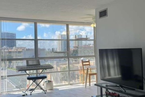 Снять в аренду кондоминиум в Халландейл-Бич, Флорида 2 спальни, 94.76м2, № 1968992 - фото 3