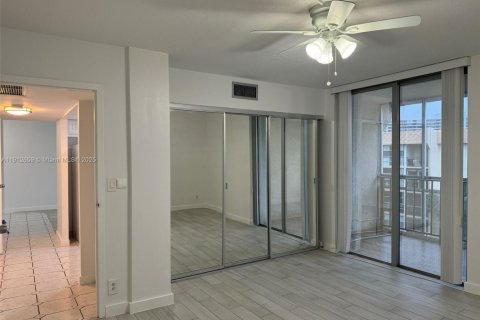 Снять в аренду кондоминиум в Халландейл-Бич, Флорида 2 спальни, 94.76м2, № 1968992 - фото 9