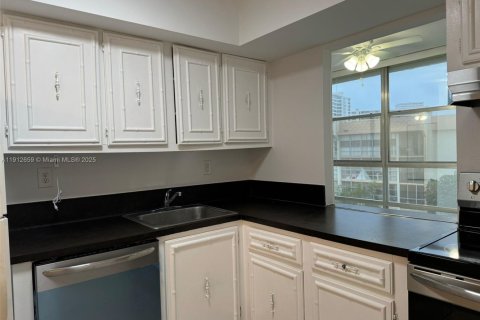 Снять в аренду кондоминиум в Халландейл-Бич, Флорида 2 спальни, 94.76м2, № 1968992 - фото 22
