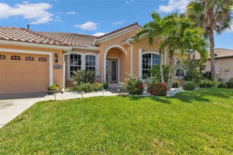 House in North Port, Florida 4 bedrooms, 239.41 sq.m. № 1560358 - photo 2