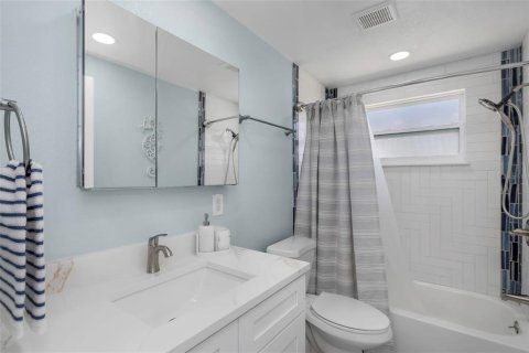 House in Pinellas Park, Florida 4 bedrooms, 124.49 sq.m. № 1917706 - photo 29