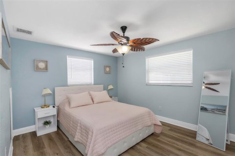 House in Pinellas Park, Florida 4 bedrooms, 124.49 sq.m. № 1917706 - photo 27