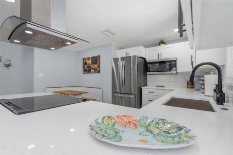 House in Pinellas Park, Florida 4 bedrooms, 124.49 sq.m. № 1917706 - photo 11