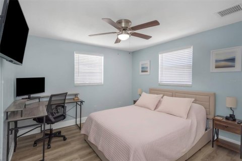 House in Pinellas Park, Florida 4 bedrooms, 124.49 sq.m. № 1917706 - photo 25
